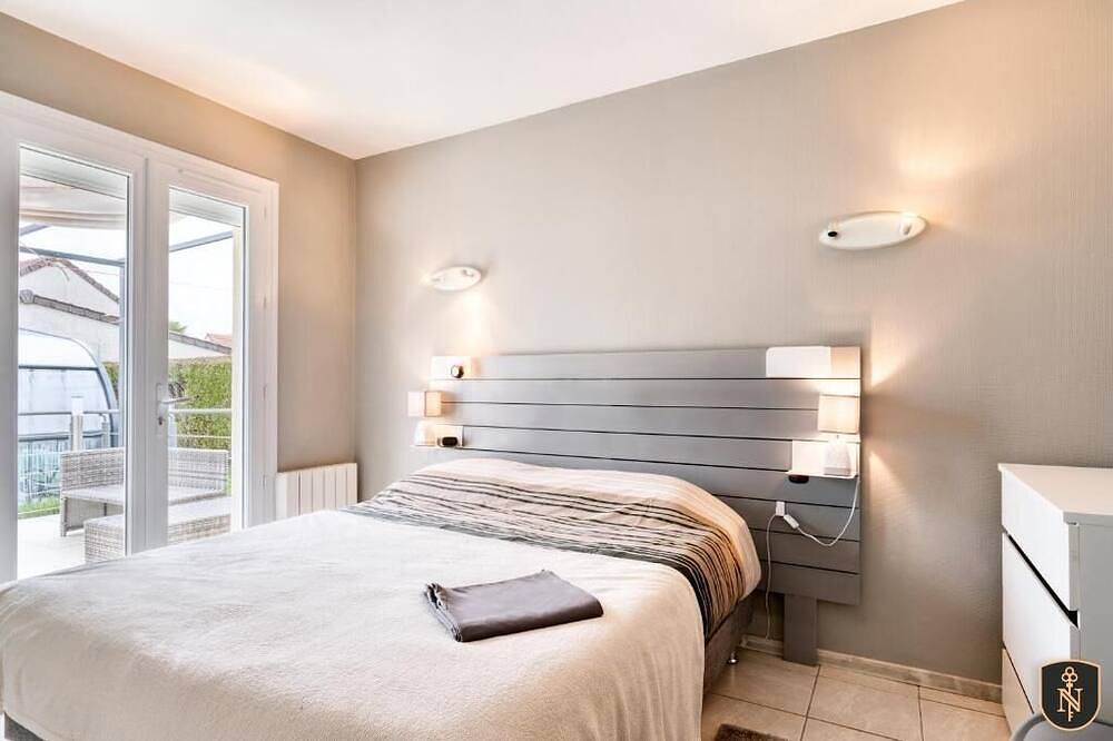 Maison avec piscine couverte chauffée à 28° du 8 avril au 31 octobre in Ranville, Région de Caen