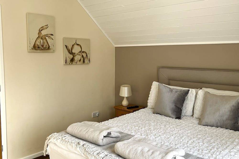 Pet-Friendly Waterside Lodge - Cotswold Water Park in Gloucestershire