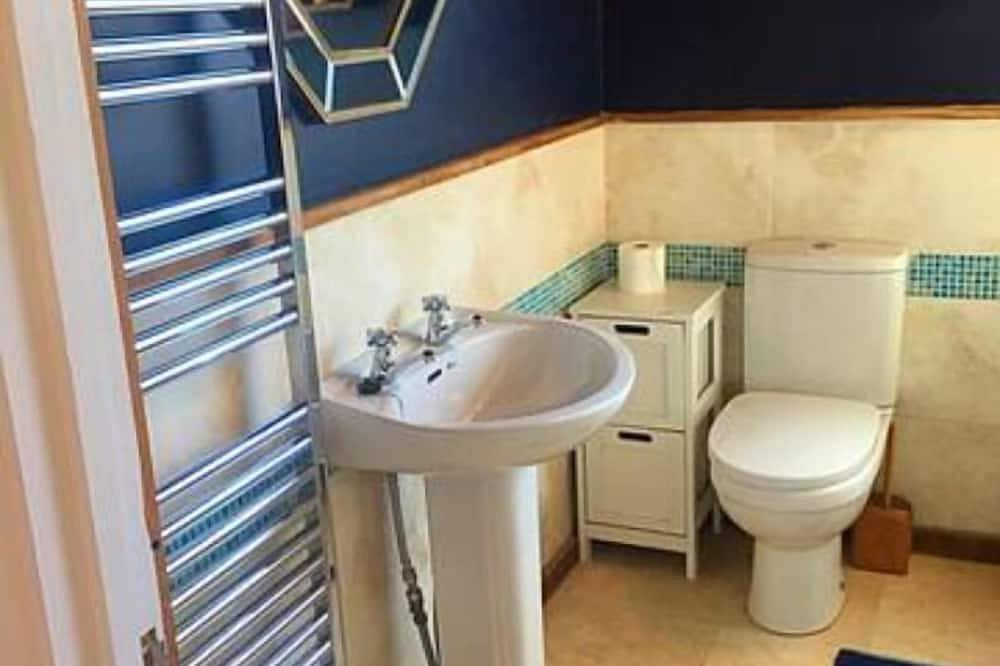 Croyde cottage with direct access to beach path, close to pubs and shops. in Croyde, Devon
