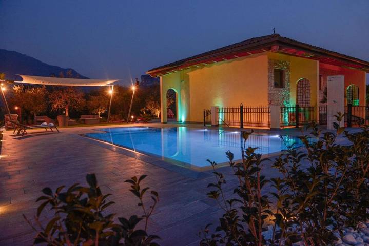 Villa per 7 persone, con Idromassaggio e Terrazza nonché Giardino e Piscina per bambini a Riva del Garda