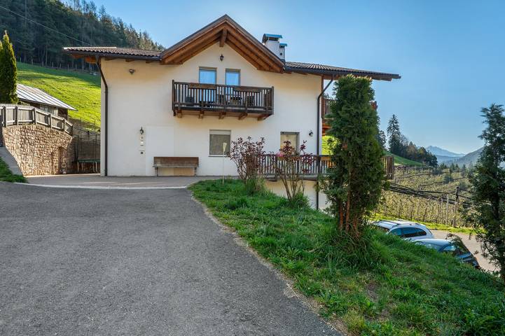 Apartamento entero, Apartamento 'Kohlerhof' con vistas a la montaña, balcón y Wi-Fi in Avigna, San Genesio Atesino