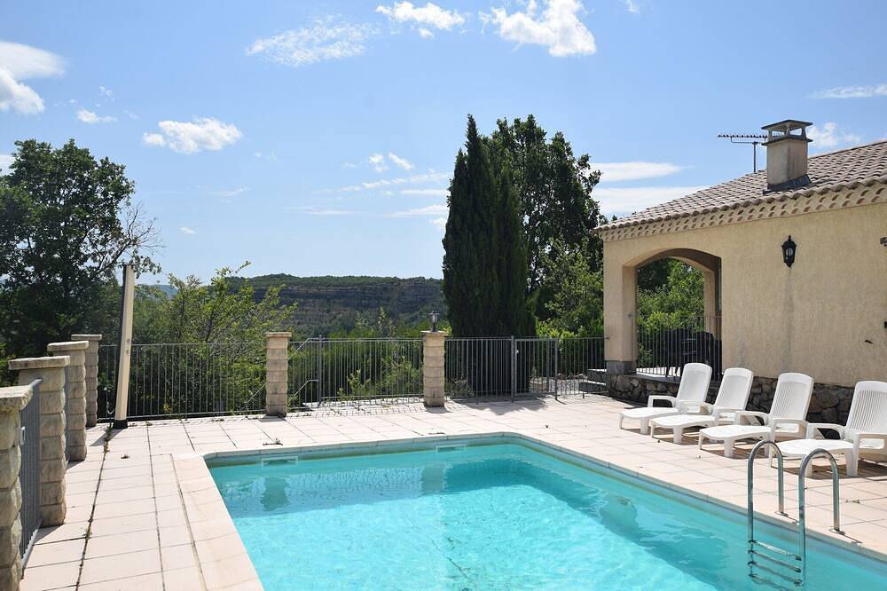 Ruhiges Ferienhaus in Les Vans mit Pool in Les Vans, Cevennen