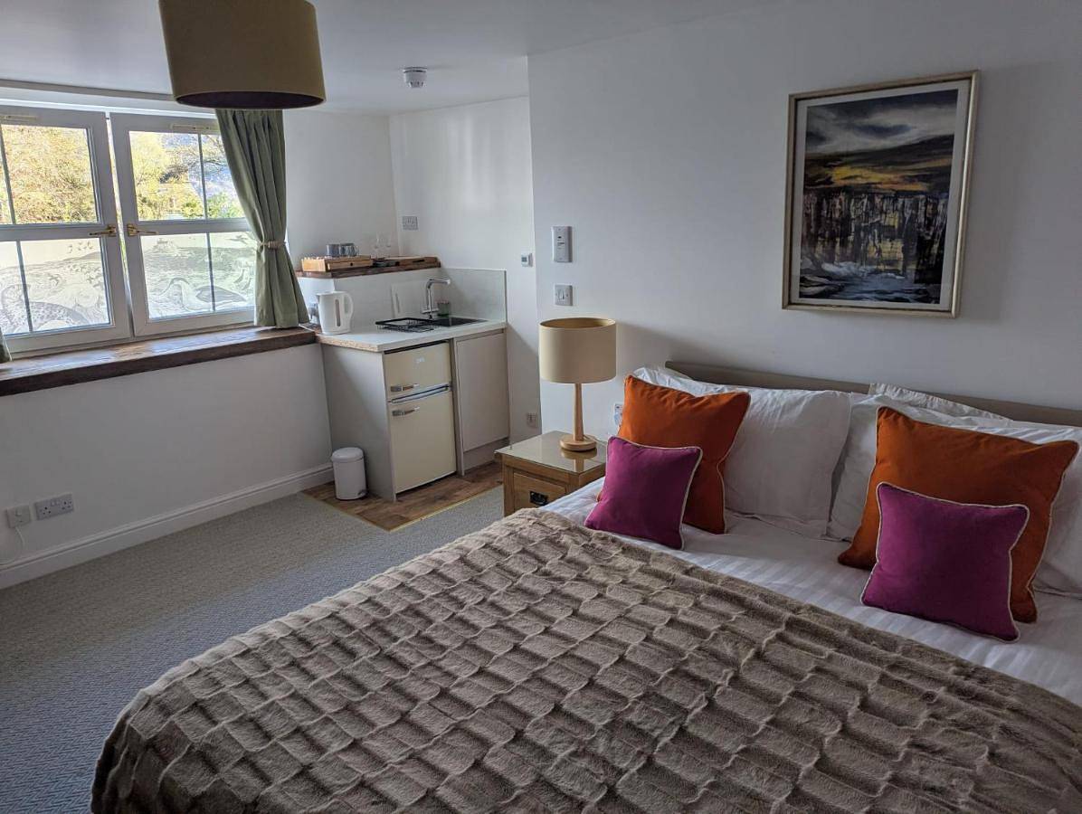 Single Room with Private External Bathroom in Ullapool, Highlands