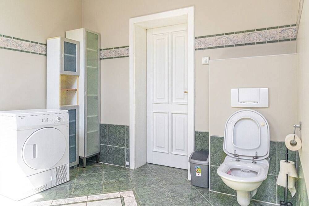 Gorgeous Room in Shared Villa w/ Free Parking in Floridsdorf, Wien