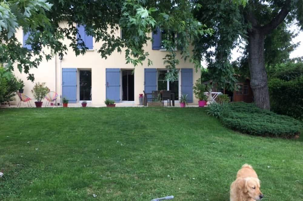 Cosy house with garden and private pool 15 minutes from Lyon in the Beaujolais region in Chazay-d'Azergues, Beaujolais