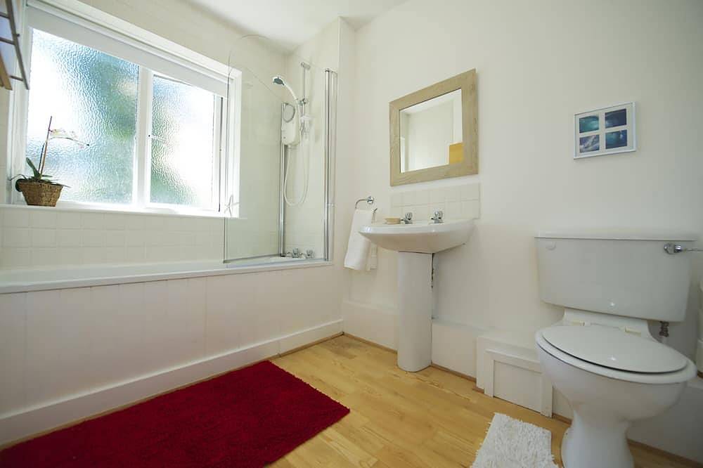 Entire apartment, Beautiful Contemporary Apartment with Parking, 5 minutes walk from the Beach in Cornwall