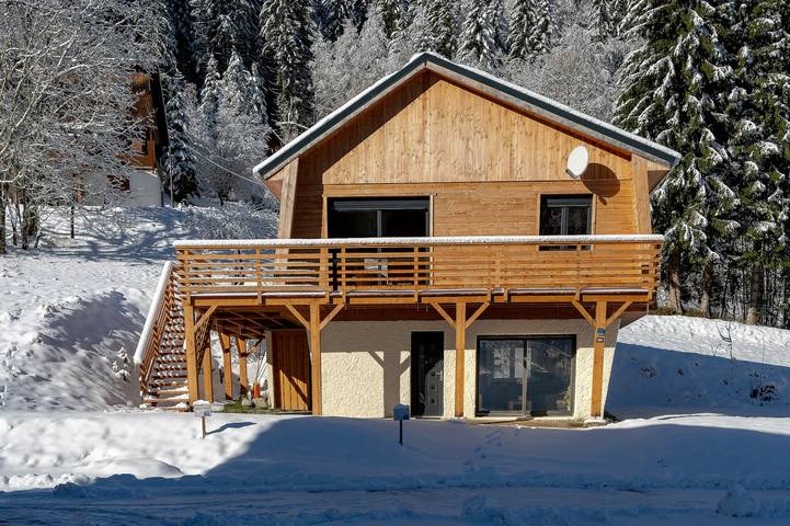 Apartamento entero, Apartamento 'Les Iris' con vistas a la montaña, jardín privado y Wi-Fi in Saint-Pierre-d'Entremont, Isère