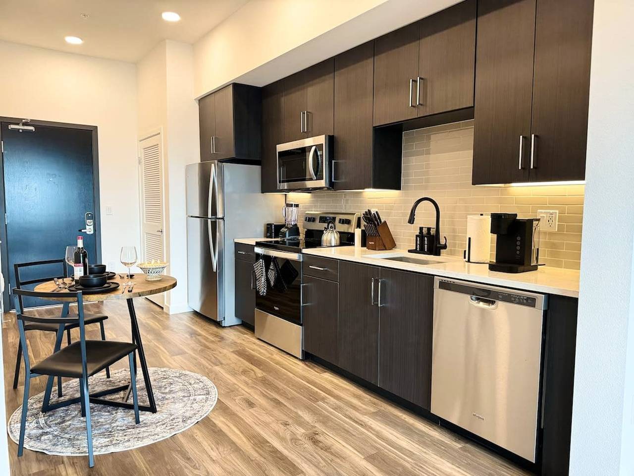 Entire apartment, Contemporary Mid-Hollywood Home Dtla view Parking  in Hollywood, Los Angeles