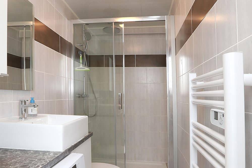 Appartement entier, T2 45 m² indépendant sur allée privée aux portes de Paris (1 à 6 personnes) in Garches, Hauts-de-Seine