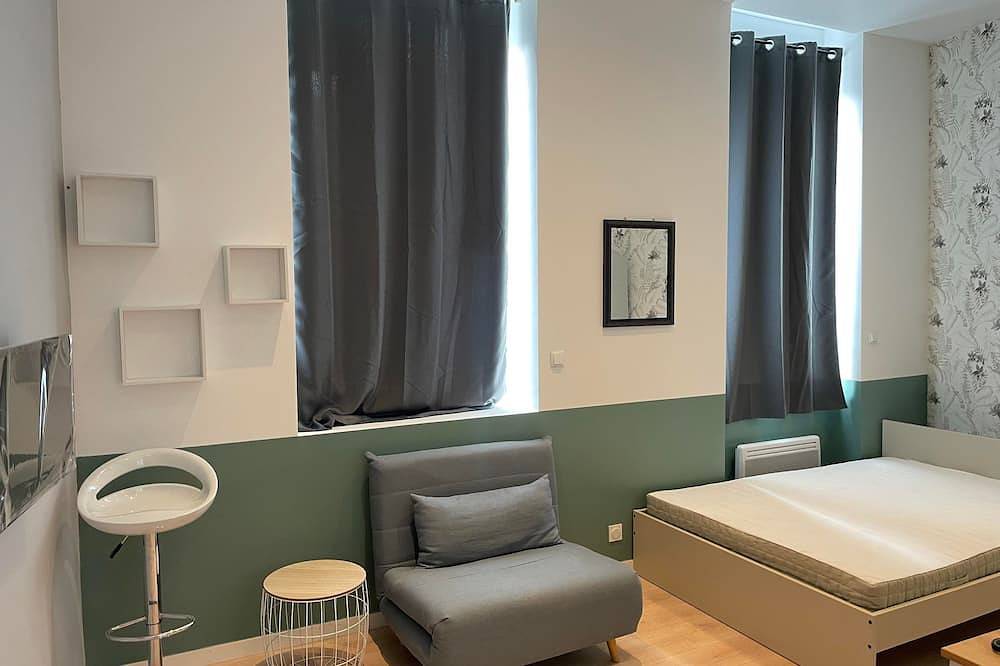 Entire apartment, Beau Studio Proche Centre Ville. Idéal Pour Couple, Amis ou Tout Seul! in Saint-Brieuc, Côte de Goëlo