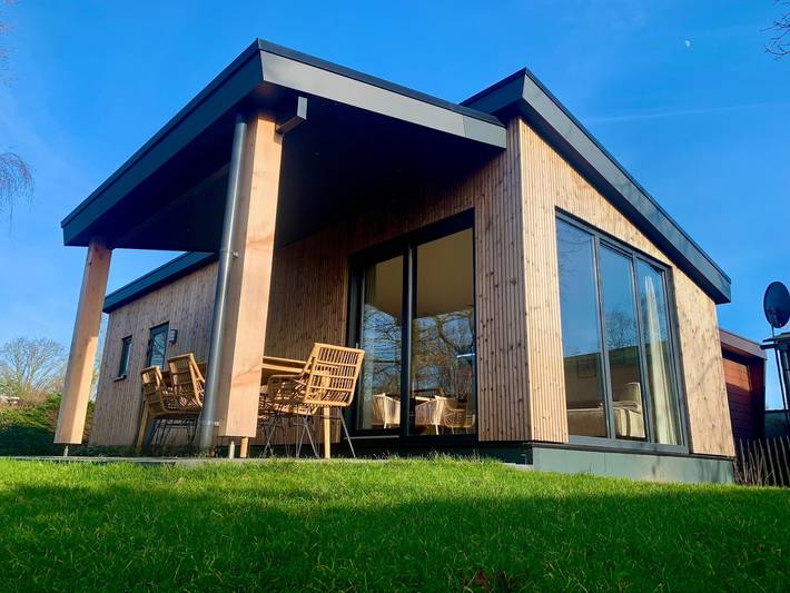 Vakantiehuis voor 5 personen, with zwembad and sauna as well as tuin and terras, kindvriendelijk in Sint Maartensvlotbrug