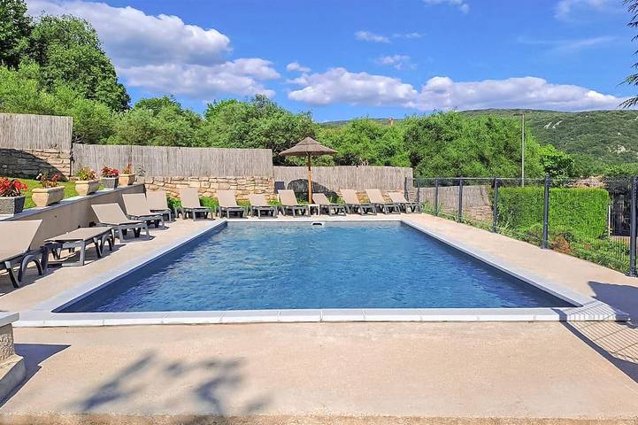 Gîte pour 6 personnes, avec piscine, animaux acceptés à Vallon-Pont-d'Arc