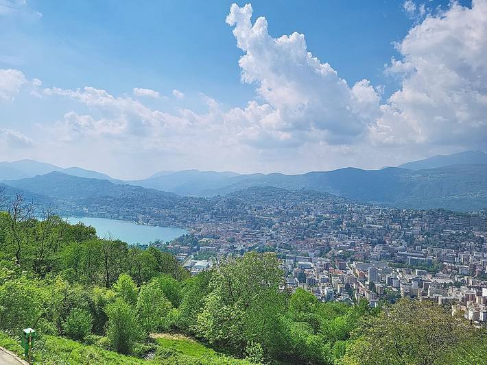Vacation rental for 4 people, with lake view and view as well as balcony in Lugano