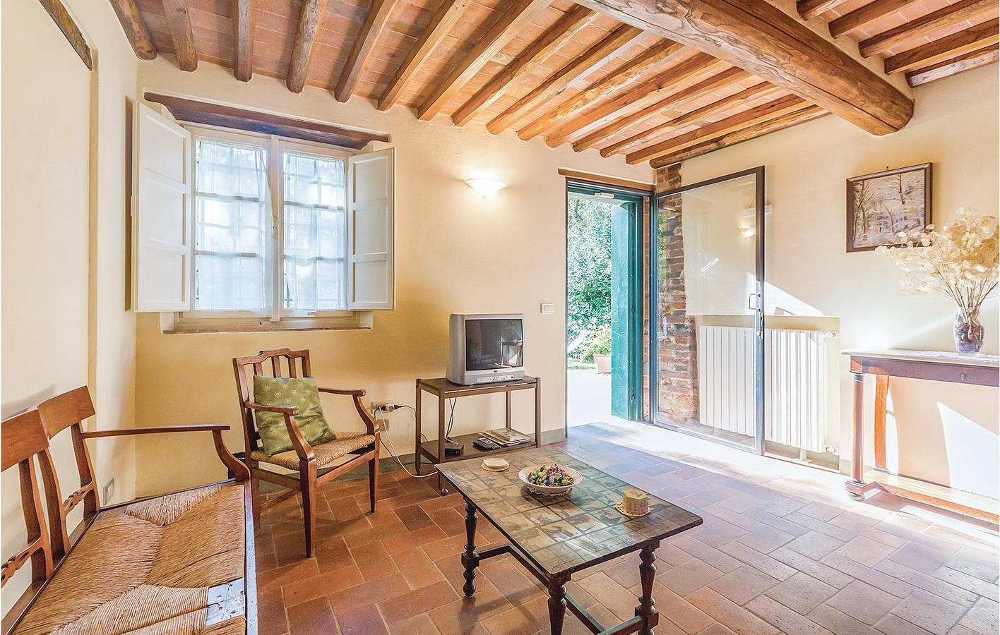 Ganze Ferienwohnung, 70m² Wohnung mit Internet, Parkplatz und Blick auf Montecarlo in Capannori, Lucca Provinz
