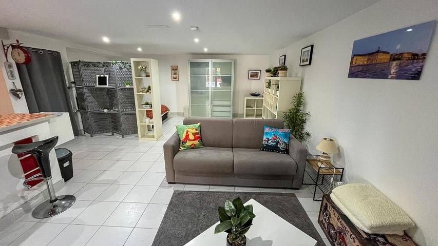 Gîte pour 4 personnes, avec piscine et jardin, animaux acceptés à Sallebœuf