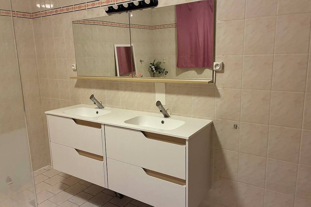 Private room in shared house - peaceful & warm atmosphere in Bron, Rhône