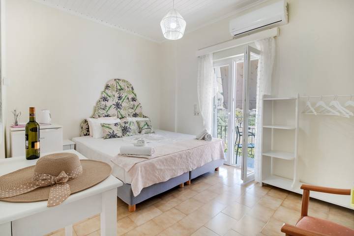'M6 Room' with Wi-Fi and Air Conditioning in Nikiana, Alexandros