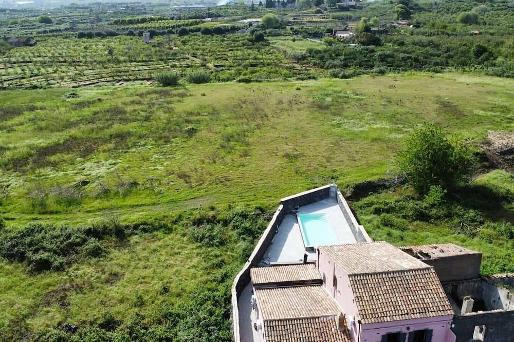 Entire apartment, Cosy and character-filled studio apartment with Pool near Beaches Taormina Etna in Fondachello, Catania Province