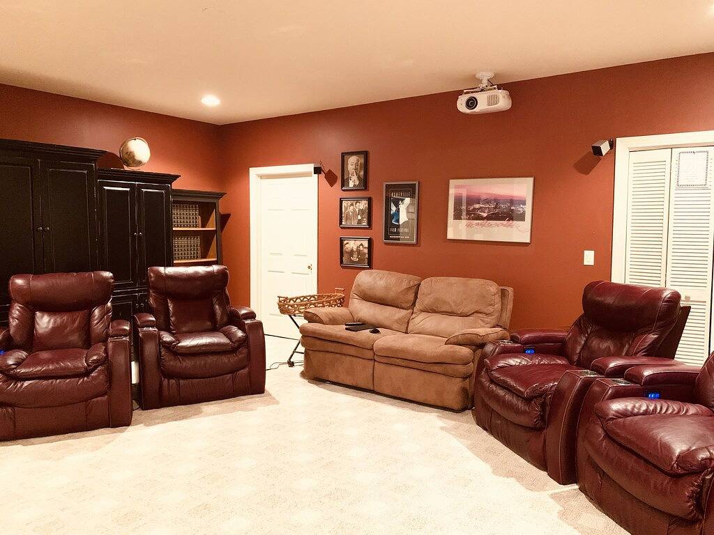 Magnificent Mnt Home Retreat! Convenient, 4 bedrooms, media rm, pool table in Hendersonville, Henderson County (NC)