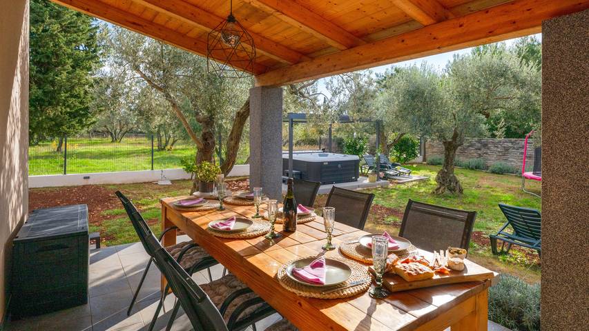 Villa für 6 Personen, mit Terrasse und Whirlpool sowie Garten in Fazana - 2