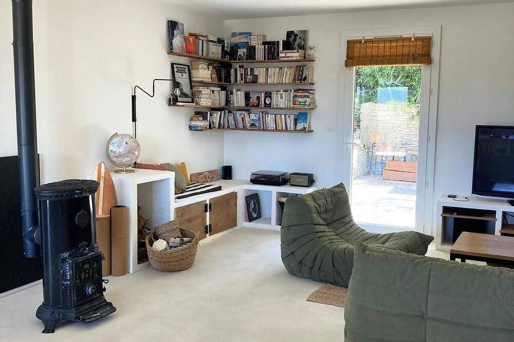 Provencal house with pool house in the heart of a beautiful Uzège village in Saint-Quentin-la-Poterie, Nimes region