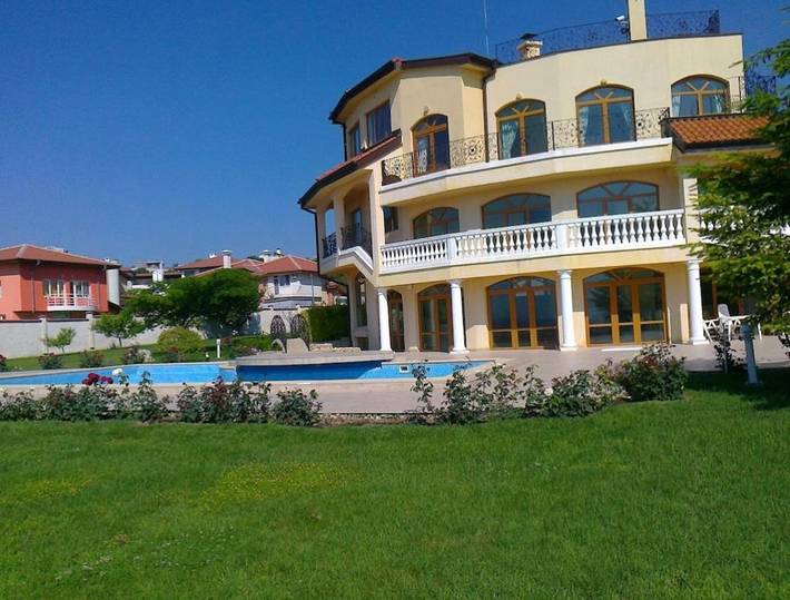 Villa für 8 Personen, mit Balkon und Whirlpool sowie Terrasse und Garten am Goldstrand