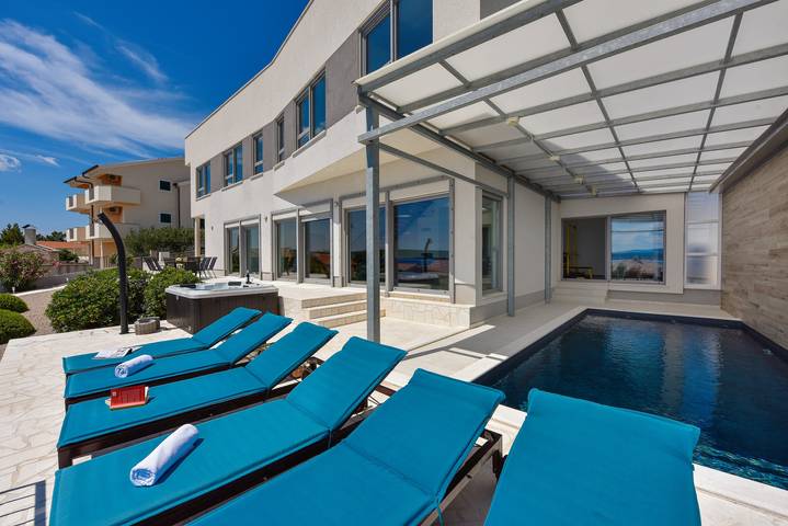 Villa Costabella with heated pool in Novigradsko More, Zadar