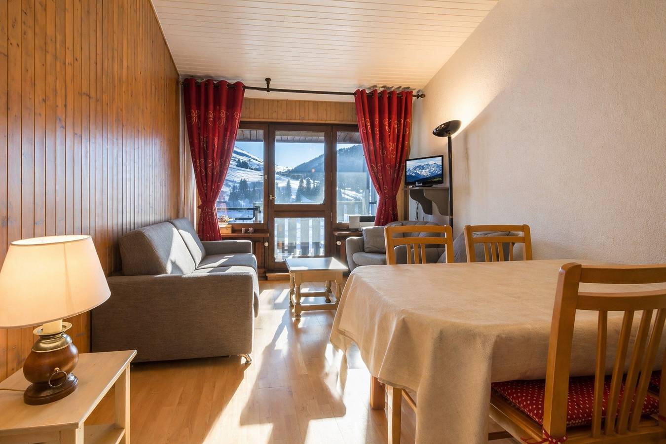 Ganze Ferienwohnung, 3*, sleeps 6, 3 bedrooms, close to the slopes, village center 370 m, mountain view in La Clusaz, Annecy und Umgebung