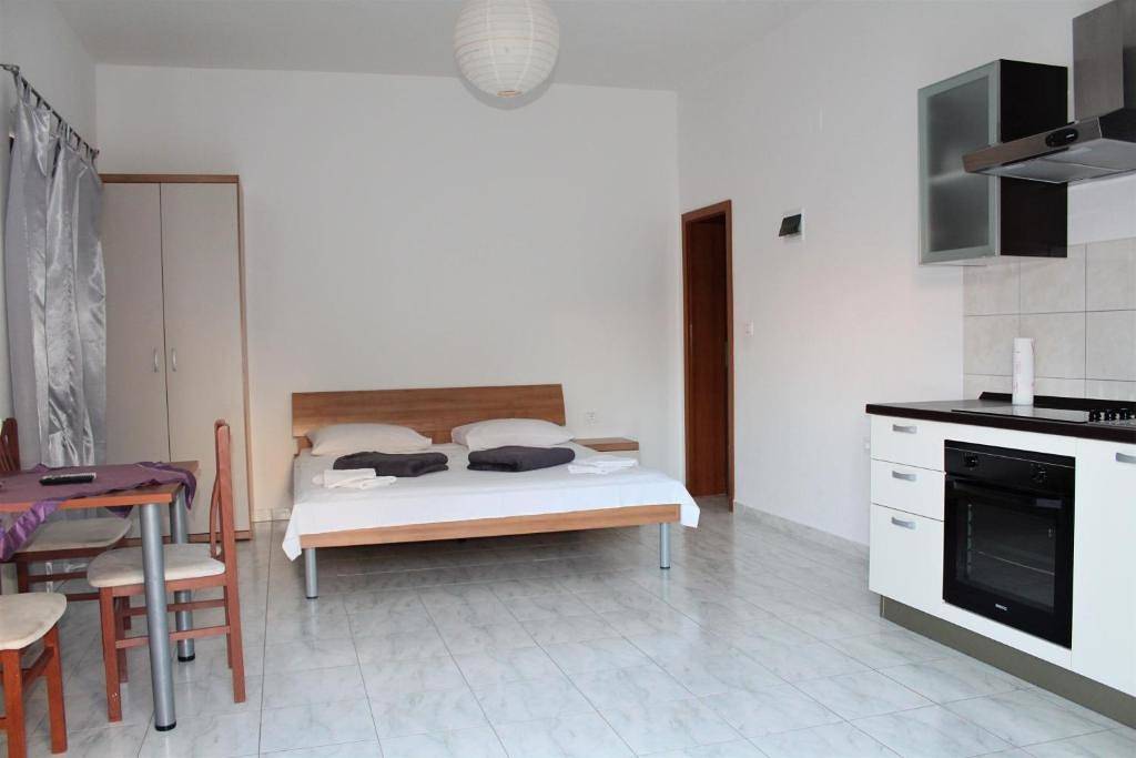 Hel leilighet, Studio Apartment on the ground floor in Primosten, Šibenik-Knin