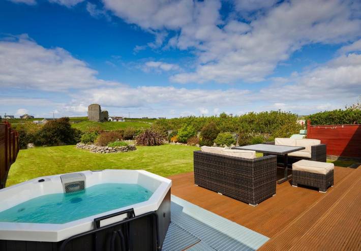 Holiday rental for 2 people, with Terrace and Hot tub as well as Garden and View in Doolin