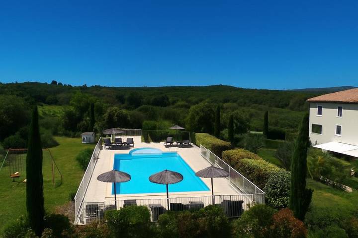 Hôtel pour 4 personnes, avec piscine ainsi que vue et jardin, animaux acceptés