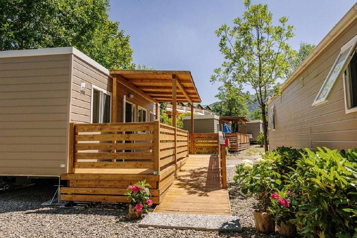 Camping pour 5 personnes, avec jardin ainsi que vue et piscine