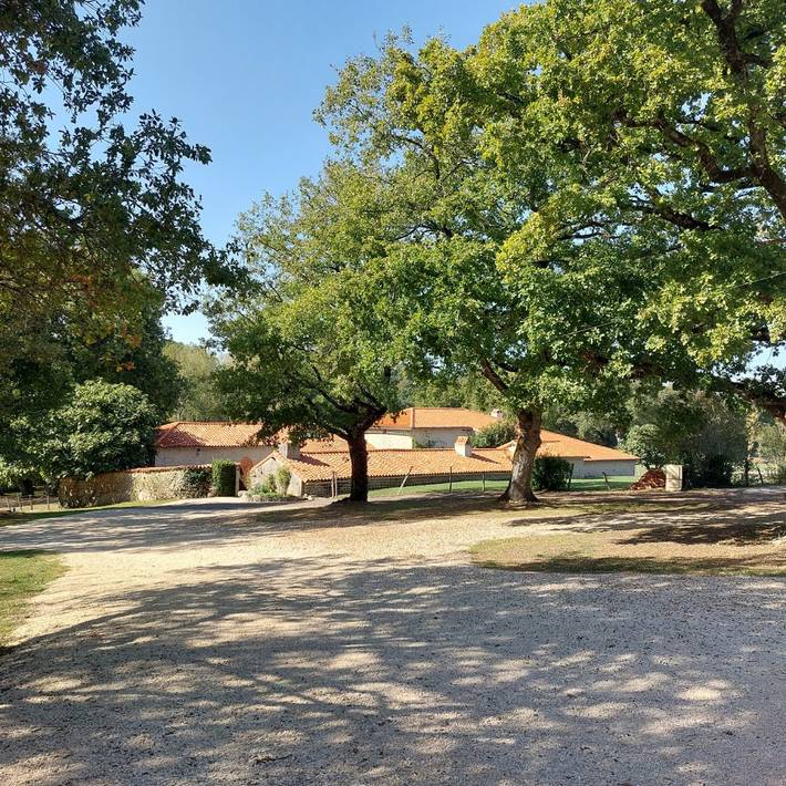 Cottage pour 2 personnes, avec jardin ainsi que piscine et vue sur le lac à Payroux
