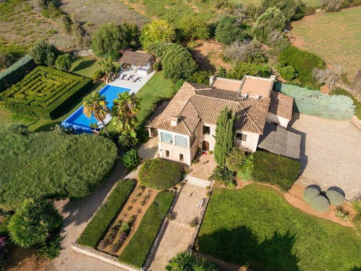 Ferienhaus für 8 Personen, mit Balkon und Whirlpool sowie Terrasse und Garten in Cala d'Or