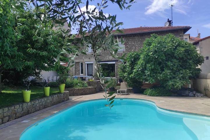 Gîte pour 12 personnes, avec jacuzzi ainsi que sauna et jardin, animaux acceptés dans Saint-Paul-en-Jarez
