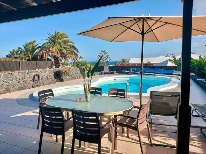 Vacation Home "Villa Fernando" with Sea View, Private Pool & Wi-Fi in Playa Blanca, Yaiza