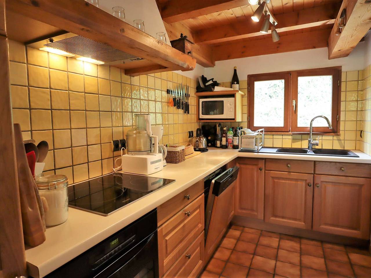Family Chalet: Sleeps 10, Near Village & Slopes, Wifi, Fireplace, Bbq, Game Room in Arêches, Beaufort (Rhône-Alpes)