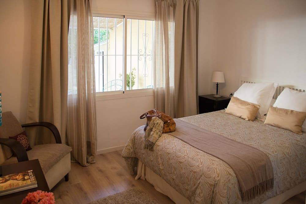 Charming house with private pool, garden, shade areas & bbq in El Pinar Torremolinos, Torremolinos