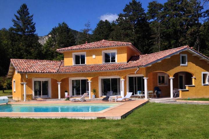 Villa pour 8 personnes, avec jardin ainsi que piscine et jacuzzi
