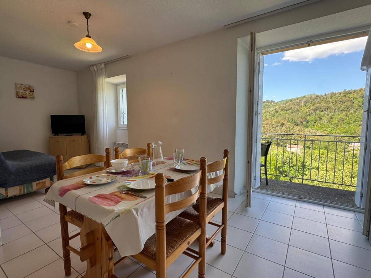 Appartement entier, One-Bedroom Apartment in Neyrac les Bains, Meyras