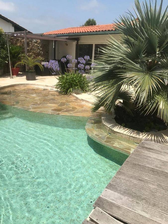 Location de vacances pour 2 personnes, avec Terrasse et Jardin ainsi que Piscine et Vue à Larressore