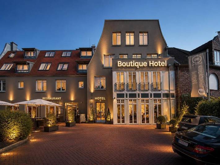 Hotel, mit Terrasse und Pool sowie Sauna und Ausblick in Buchholz in der Nordheide