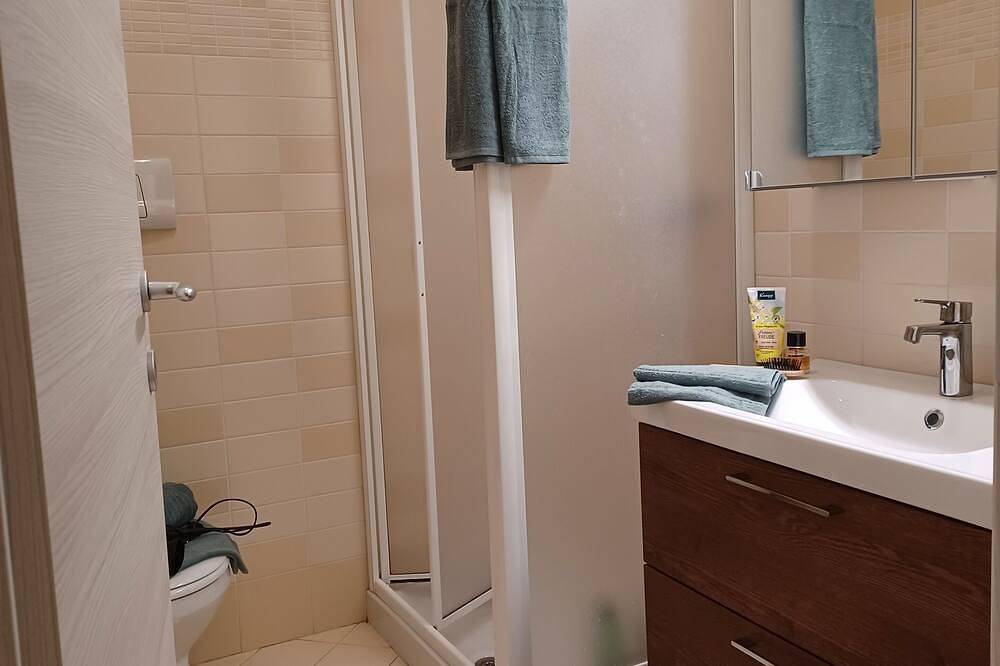 Cały apartament, # 208 Casa Allegro dla 4 osób, basen, widok na jezioro in Gardola, Tignale