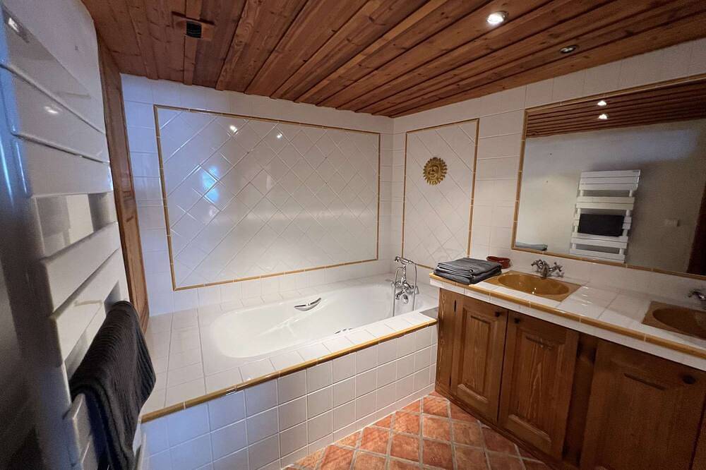 Charming Savoyard chalet in a quiet area with mountain views in Sainte-Foy-Tarentaise, Rutor-Gruppe