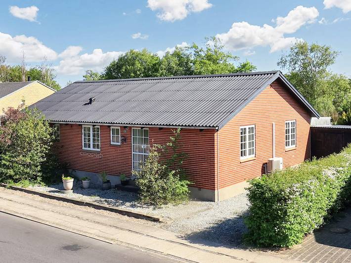 Feriehus for 5 personer, med Terrasse og Hage i Ålbæk