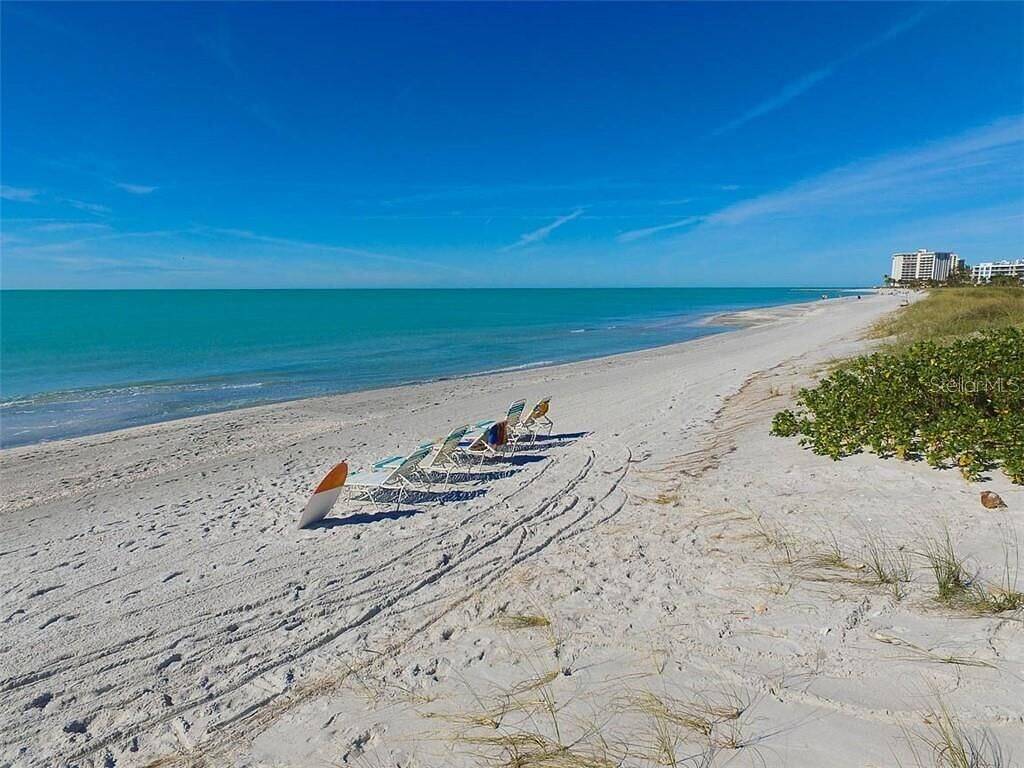 Charming 2bed Ami Beach Cottage 1/2 of a duplex, 3min walk to beach in Holmes Beach, Anna Maria Island