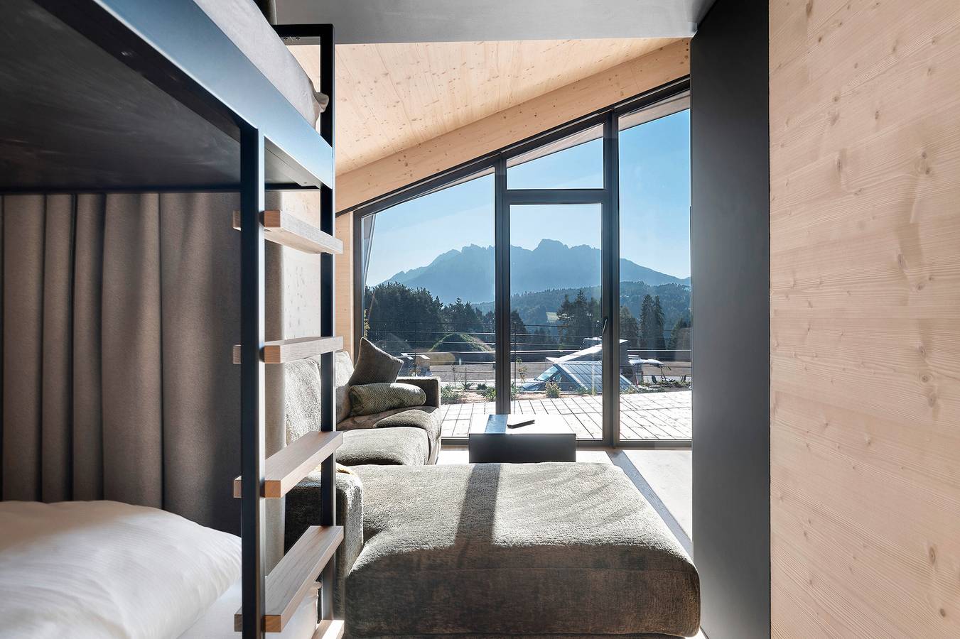 Chalet 'Einheit A' met Uitzicht op de Bergen, Privéterras en Wi-Fi in Deutschnofen, Eggental