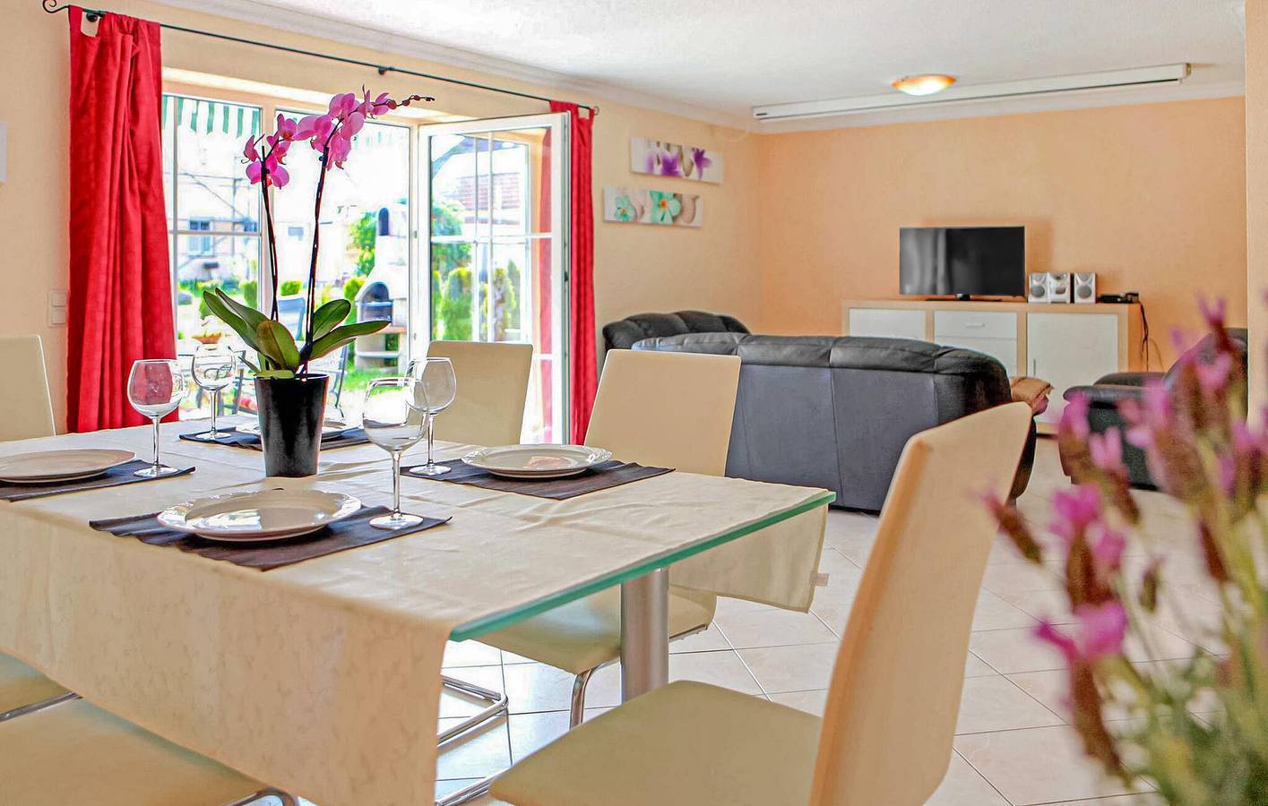 Appartement am See mit Terrasse, Parkplatz und TV in Verchen, Kummerower See