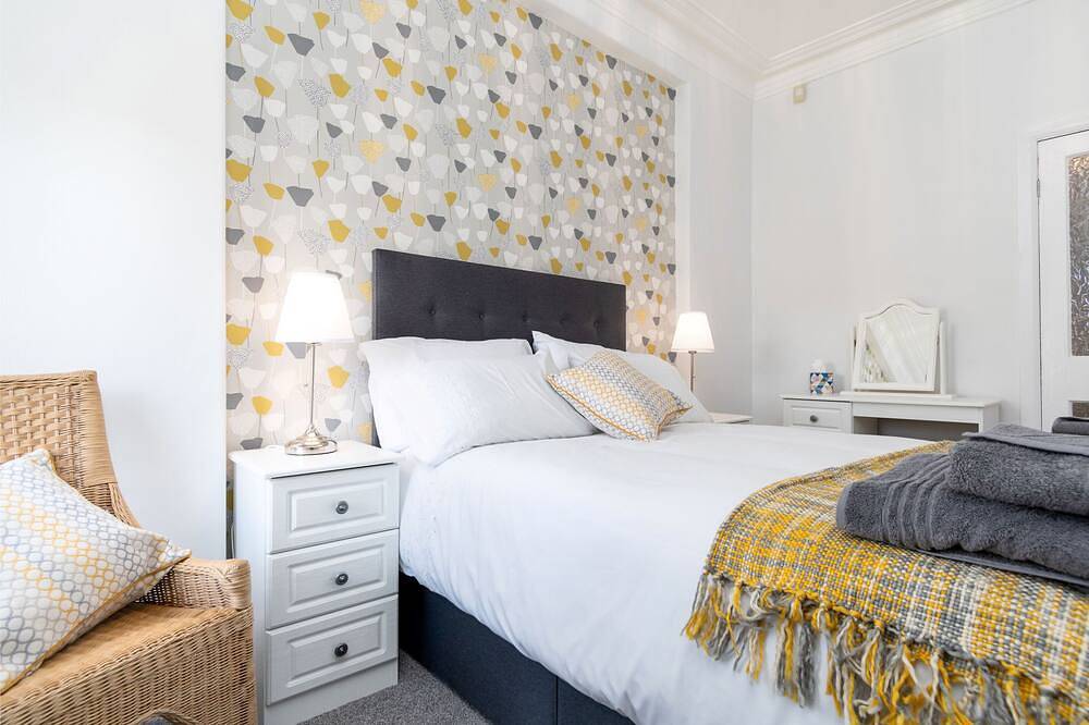 Sandbanks - Two Bedroom Cottage, Sleeps 3 in Deganwy, Conwy region