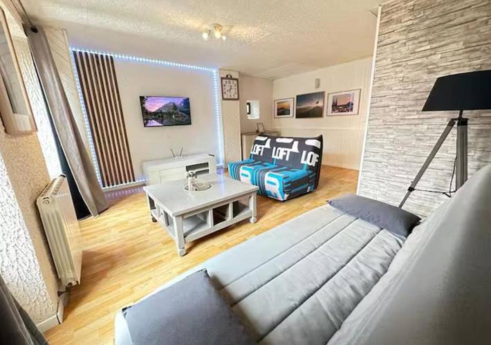 Location de vacances pour 4 personnes, avec vue ainsi que terrasse et jardin à Saint-Genès-Champanelle